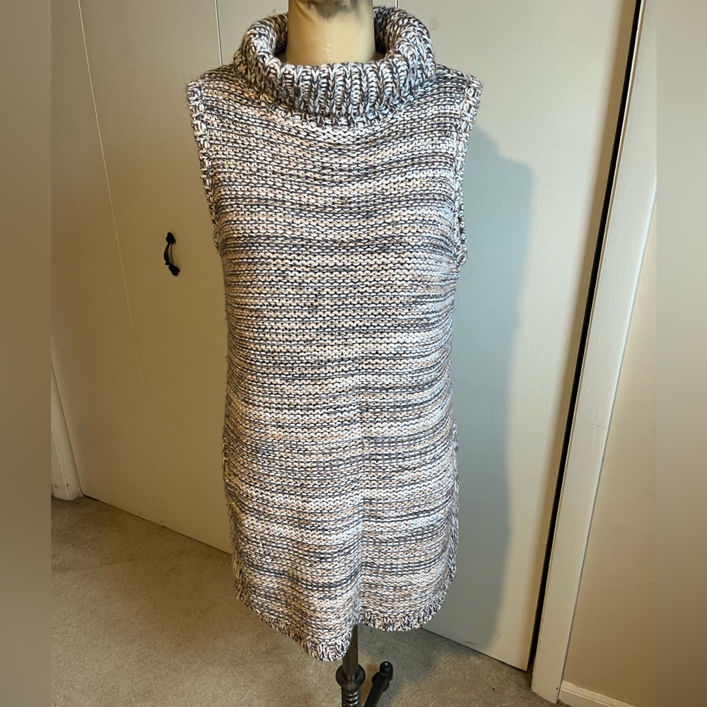 Sleeveless turtleneck sweater w/side slights